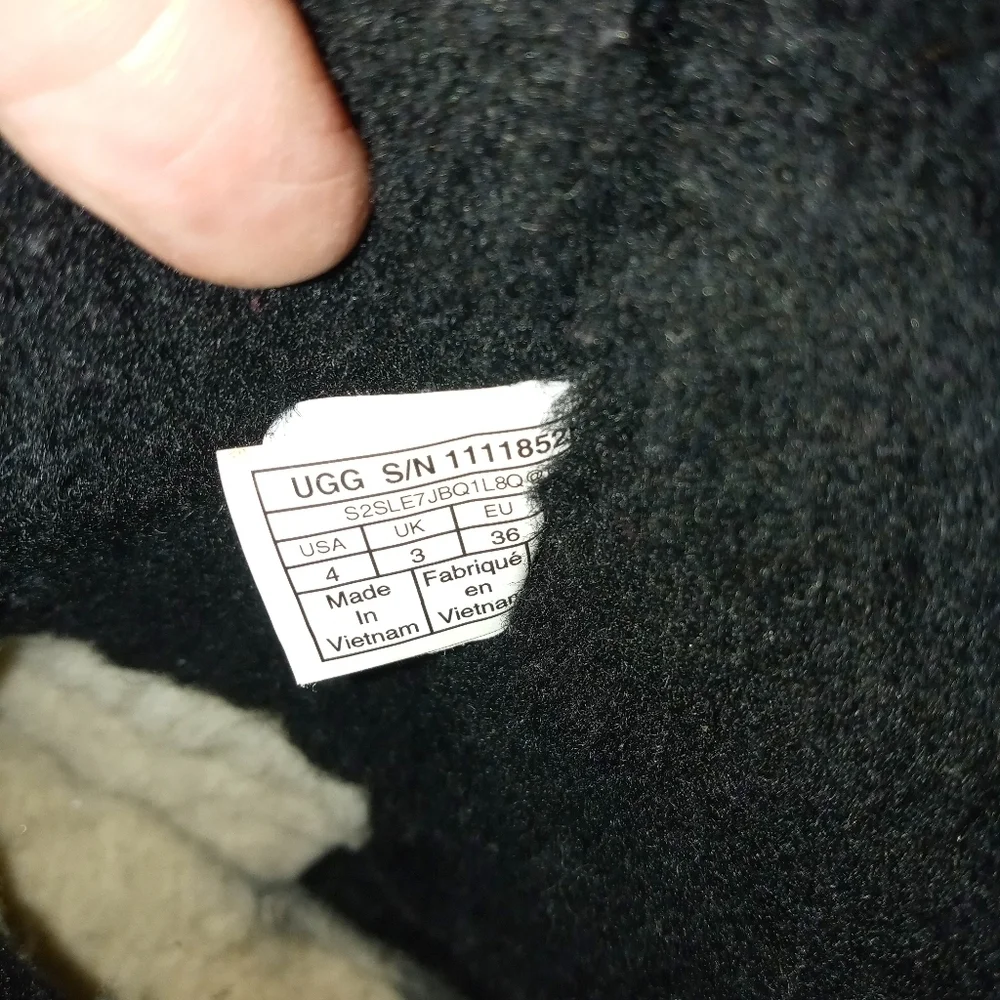 UGG CLASSIC II SHORT BLACK GLITTER GIRLS 4 FAUX FUR LINED PULL ON WINTER BOOTS